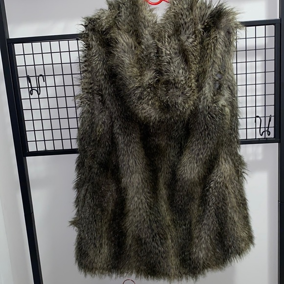 Lou & grey hooded faux fur vest - Picture 3 of 3